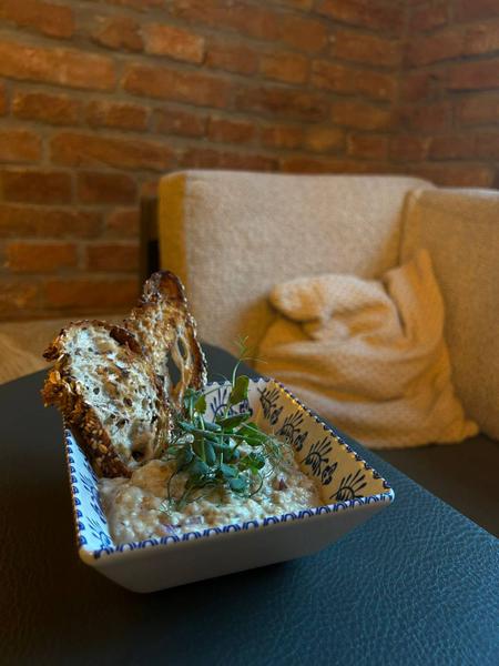 Salată de Vinete afumate - servită cu cipsuri de pâine rustică